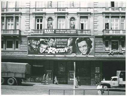 Außenfassade mit Filmplakat des Films Die Ratten von 1955